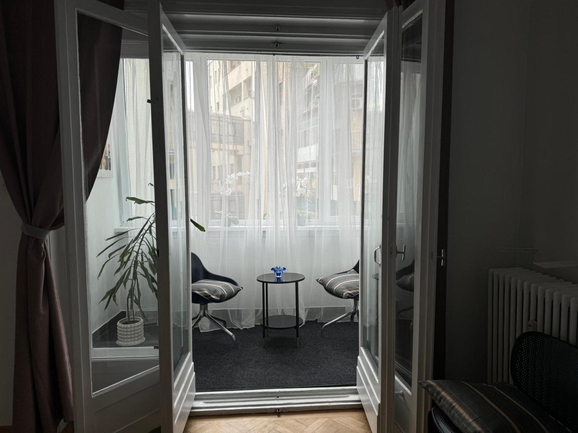 Airy & Beautiful Downtown Apartment Bucarest Extérieur photo